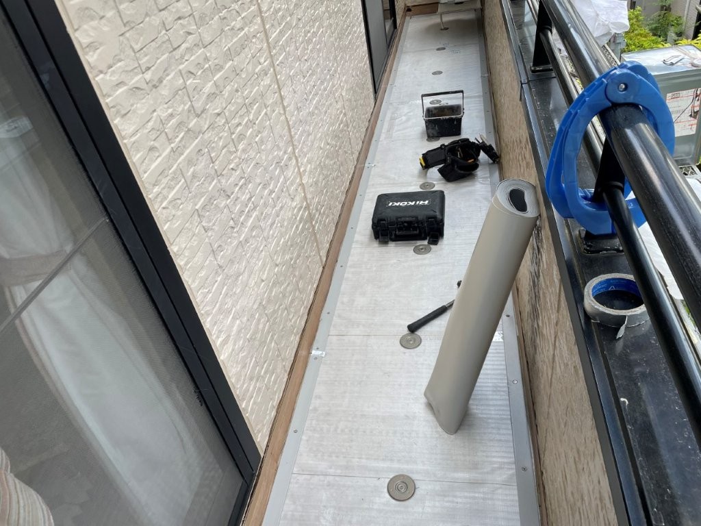 IH工法によるシート防水の下準備を進めていきます